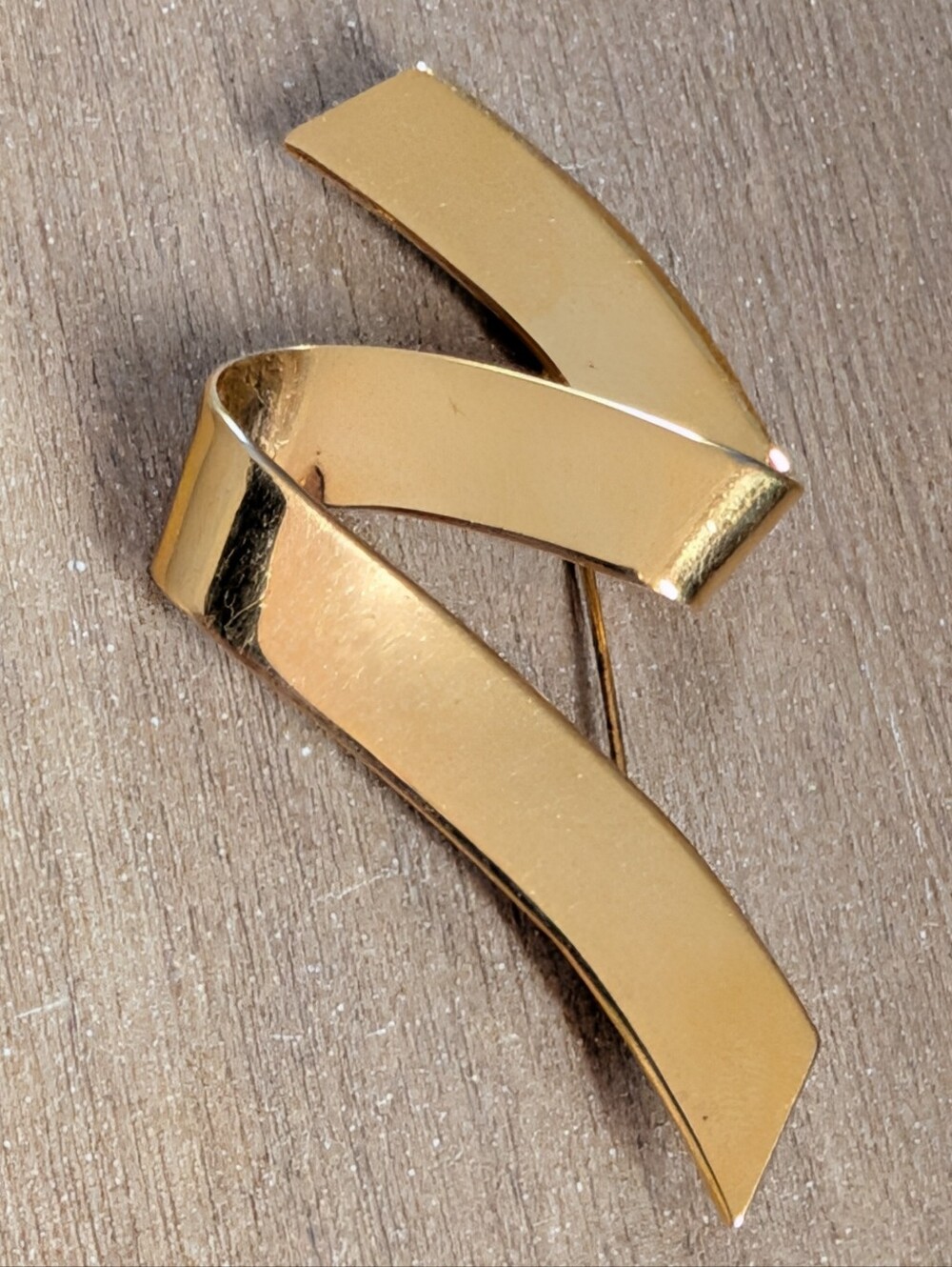 Vintage Money Gold Tone Ribbon Twist Zig Zag Brooch